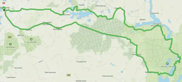 Niebieski szlak rowerowy okrąża Jezioro Czarne, prowadząc przez lasy i wsie, m.in. Gazno i Wymysłowo.