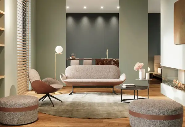 Modernes Wohnzimmer mit einem stilvollen Sofa als Raumteiler. Ein Sessel, Hocker und ein Kamin schaffen Gemütlichkeit.