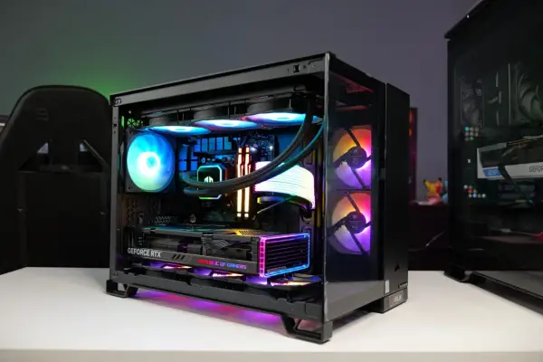 Wnętrze komputera z podświetlanymi wentylatorami i kartą graficzną GeForce RTX. Widać wiele części komputera, w tym chłodzenie procesora i pamięć RAM.