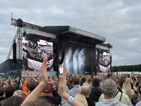 Tłum na Opener Festival, wszyscy wznoszą ręce. Na scenie wielkie ekrany, światła i artyści. Kto będzie następny?