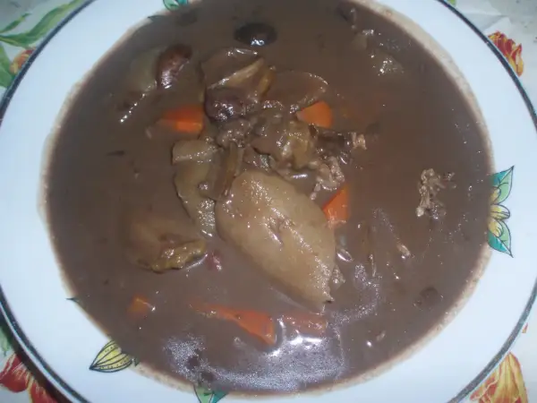 Gęsta, ciemna zupa z kaczej krwi z kawałkami mięsa, ziemniaków i marchewki.
