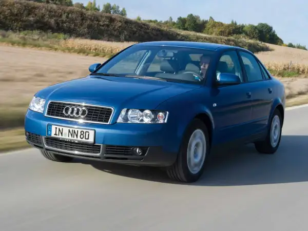 Niebieskie Audi A4 B8 w ruchu. Zastanawiasz się nad audi a4 b8 typowe usterki? Ten model może wymagać uwagi przy skrzyni biegów i zawieszeniu.