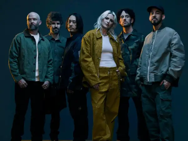 Sześcioro członków zespołu, w tym wokalistka, pozuje do zdjęcia. Fani Linkin Park Polska czekają na ich powrót.