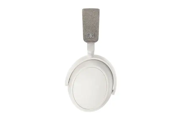 Białe słuchawki Sennheiser Momentum 4, z szarym pałąkiem i logo, gotowe do uchwycenia każdego dźwięku.