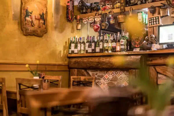 Drewniane stoły i krzesła w przytulnej atmosferze, idealne na posiłek w jednej z restauracji w Szklarskiej Porębie.