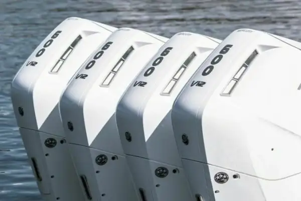 Quattro motori fuoribordo Mercury V12 da 600 CV, il motore fuoribordo più potente, pronti per la velocità sull'acqua.