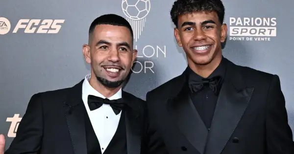 Mounir Nasraoui i młody piłkarz w eleganckich garniturach na gali.