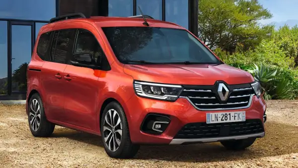 Renault Kangoo, con la sua lunghezza ottimizzata per la città e la famiglia, sfoggia un design moderno e pratico.