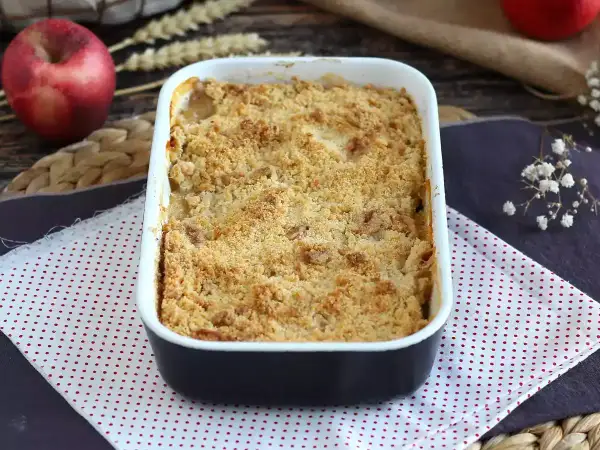 Un invitante crumble di mele appena sfornato, dorato e croccante, pronto per essere gustato.