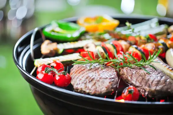 Pyszne steki, kiełbaski i warzywa na grillu. Idealne co na grilla na letni wieczór.