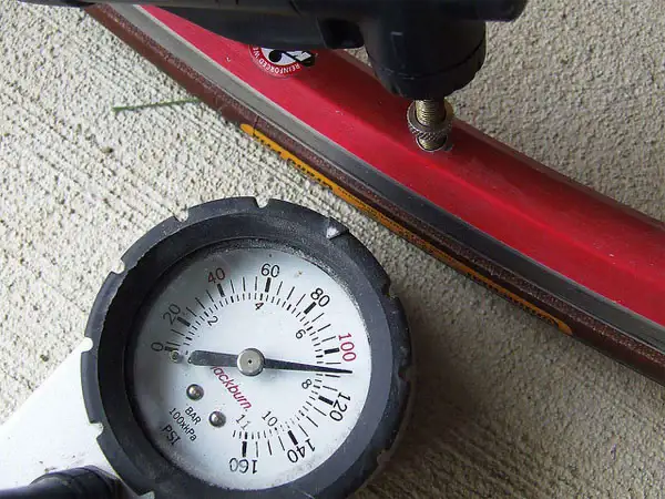 Manómetro de bici mostrando la presión de las ruedas. El medidor indica unos 40 PSI, listo para ajustar la presión.