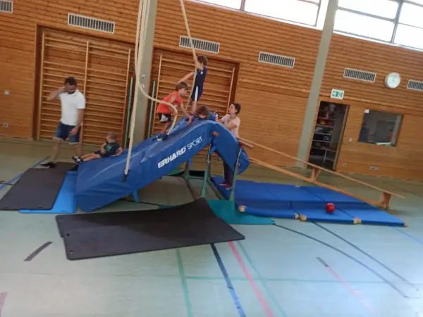 Kinder klettern und spielen in einer Turnhalle. Eine tolle Veranstaltung in Igersheim!