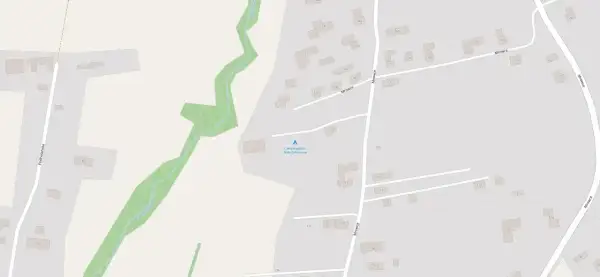 Mapa pokazuje drogę Mrowce i strumień. Widać oznaczenie "Campingplatz Willa Zakopane", idealne miejsce na camping w Zakopanem.