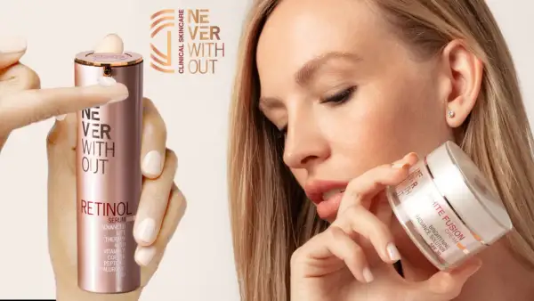 Frau mit glatter Haut hält Retinol Serum und White Fusion Cream. Perfekt für die Hautpflege im Sommer.
