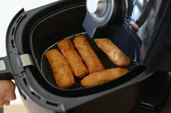Pięć złotych kiełbasek w air fryerze. To właśnie air fryer co to za urządzenie, które tak szybko je przygotowuje.