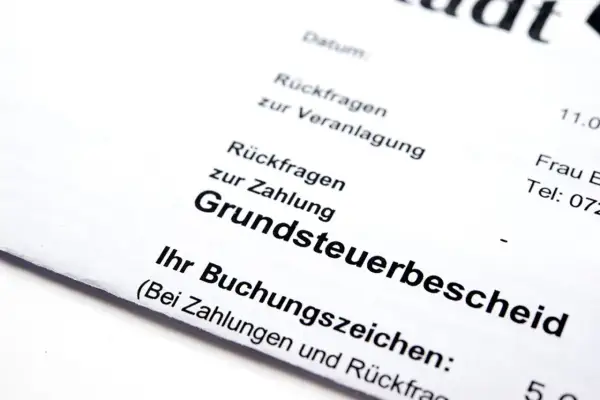 Grundsteuerbescheid für Hamburg. Das Dokument enthält Informationen zur Zahlung und Rückfragen.
