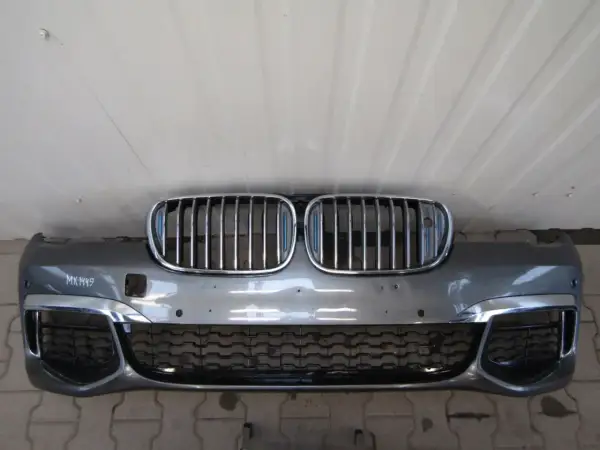 Szara atrapa zderzaka do BMW G10 z chromowanymi wstawkami i charakterystyczną atrapą chłodnicy.