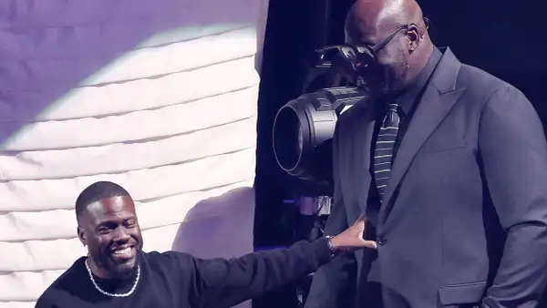Kevin Hart żartuje z ogromnego wzrostu Shaquille'a O'Neala, dotykając jego marynarki.