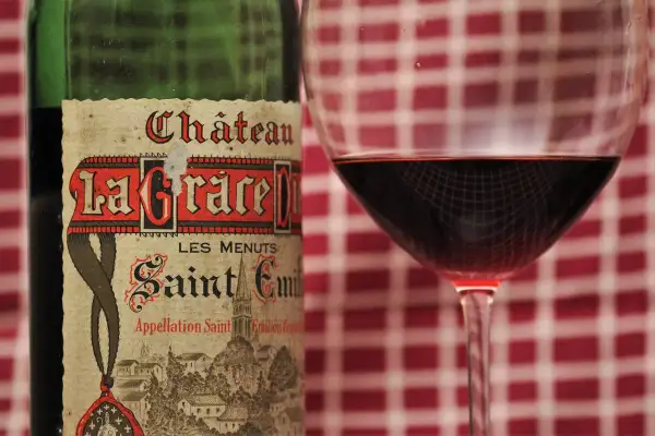 Flasche Château La Grace Dieu, Saint-Émilion Grand Cru. Die Bedeutung von Grand Cru zeigt sich in diesem Rotwein im Glas.