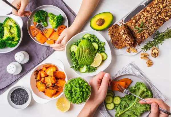 Un repas coloré avec brocolis, patates douces, avocat, salade et pain aux noix, parfait pour le top 10 des aliments riches en fibres.