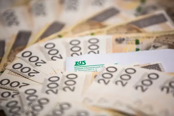 Złote banknoty 200 zł i dokument ZUS. Może to być jednorazowy dodatek dla 100-latka, wsparcie od państwa.