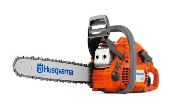 Pomarańczowa piła łańcuchowa Husqvarna 445, idealna do prac leśnych. Szukasz części motocyklowych Husqvarna? Ta piła to dowód jakości.