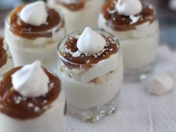 Fluffiga glas med mascarpone dessert, toppad med kolasås och maräng. En dröm för alla sötsugna!