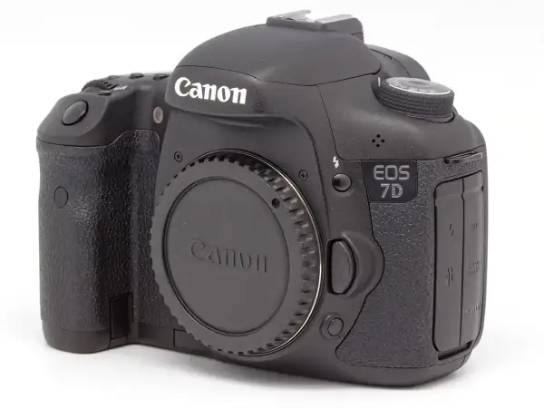Czarny aparat Canon EOS 7D. Zastanawiasz się dslr co to? To właśnie taki aparat, z wymiennym obiektywem i lustrem.