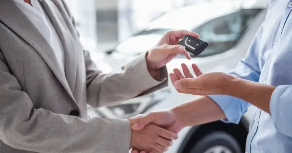 Przekazanie kluczyków do auta to ważny etap, jak przygotować auto do sprzedaży. Uściski dłoni i nowy właściciel.