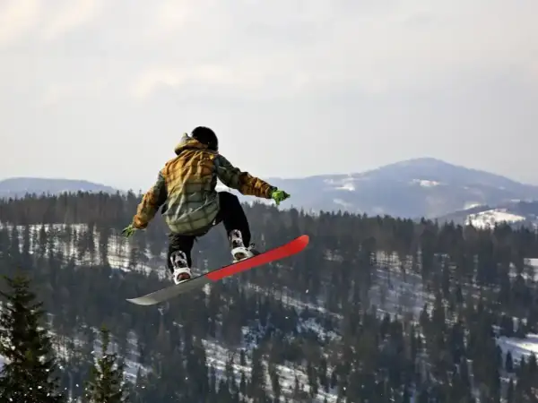 Ile kosztuje nauka jazdy na snowboardzie? Sprawdź ceny i ukryte wydatki