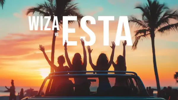 Przyjaciele cieszący się zachodem słońca na plaży, zastanawiający się, ile kosztuje wiza do USA, czy może ESTA wystarczy.