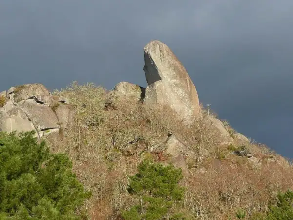 Impresionante pena corneira, una roca gigante que se alza sobre un bosque otoñal.
