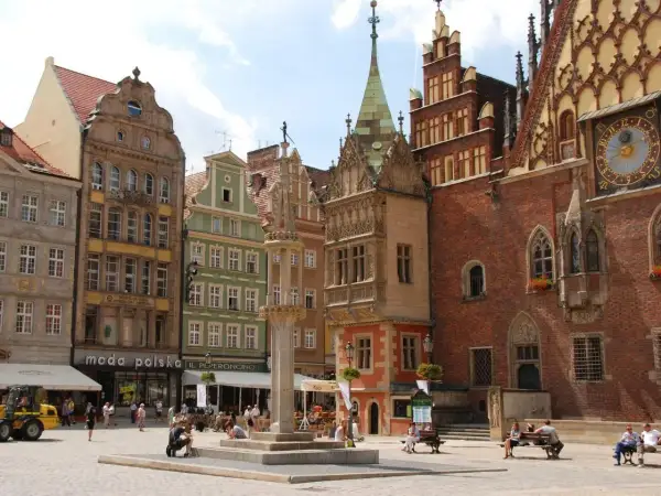 Rynek we Wrocławiu, jednym z największych miast w Polsce, z kolorowymi kamienicami i ratuszem.
