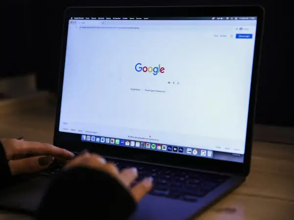 Osoba wpisuje w wyszukiwarkę Google frazę "jak zablokować ai w google", szukając informacji o ograniczeniu sztucznej inteligencji.
