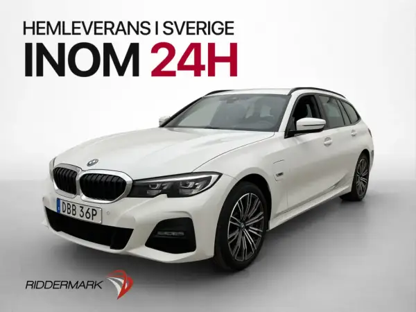 Vit, begagnad BMW 330e kombi med texten "Hemleverans i Sverige inom 24h".