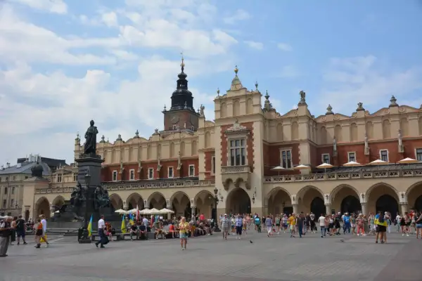 Der Marktplatz in Krakau, ein lebendiges Zentrum nach einer Reise von Breslau. Menschen flanieren vor der historischen Tuchhallen-Architektur.