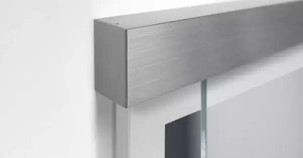 Détail d'un encadrement de porte en métal brossé, prêt à enlever.