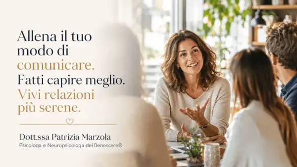 Una donna sorride mentre parla con altri, evidenziando l'importanza della comunicazione per relazioni più serene.