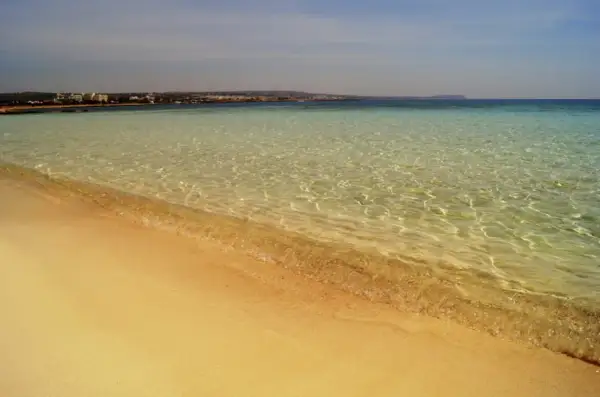 Czysta, turkusowa woda przy plaży w Ayia Napa zachęca do kąpieli. Idealna temperatura wody na Cyprze.