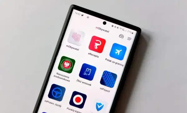 Aplikacja mObywatel na telefonie, z ikoną samolotu "Polak za granicą", idealna dla każdego mobywatela na lotnisku.