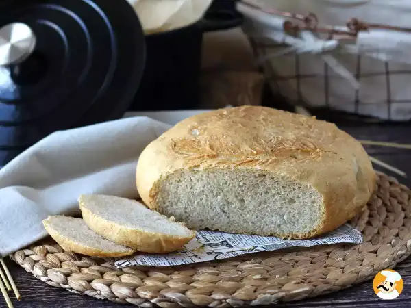 Un pain artisanal, coupé en tranches, posé sur du papier journal. Une question se pose : pourquoi mon pain ne lève pas ?