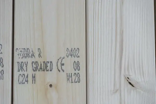 Drewno C24 z oznaczeniem "DRY GRADED" świadczy o jego wytrzymałości na zginanie, idealne do konstrukcji.