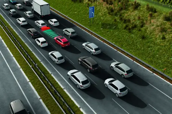 Na autostradzie samochody jadą w kolumnie, stosując zasadę ograniczonego zaufania. Czerwony samochód ostrzega o zbliżaniu się do innych pojazdów.