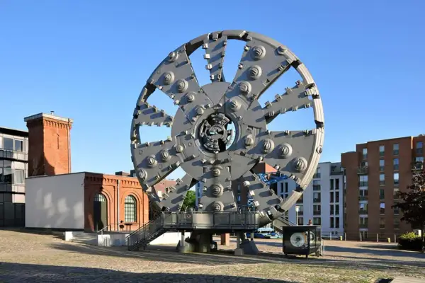 Riesiges Tunnelbohrrad-Kunstwerk in Hamburg. Die "Trude" steht als Denkmal für den Bau des Elbtunnels.