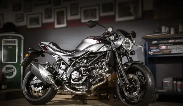 Stylowy Suzuki SV650X w kolorze srebrnym, gotowy do jazdy.