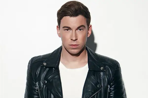 DJ Hardwell w czarnej ramonesce, gotowy na koncert w Polsce.