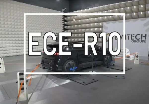 Voiture noire dans une chambre anéchoïque pour la certification ECE-R10.