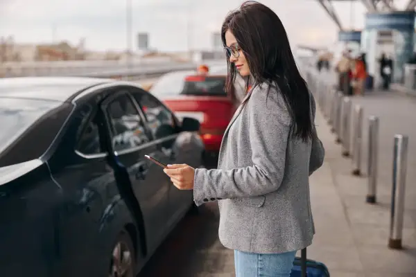 Tani parking lotnisko Poznań – jak zaoszczędzić na postoju?
