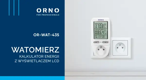 Biały miernik energii ORNO OR-WAT-435 podłączony do gniazdka, pokazuje pobór mocy i koszty energii.