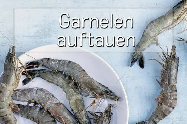 Frische Garnelen auf einem Teller, bereit zum Auftauen für ein köstliches Abendessen.